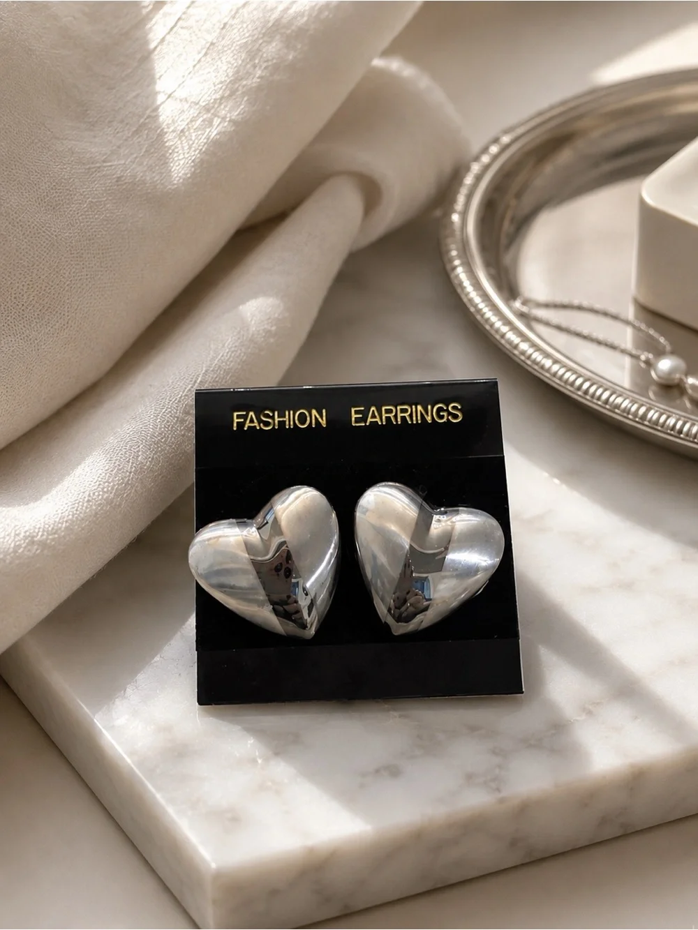 NWT Heart‎ shaped earrings silver tone